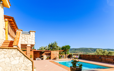 La zona de piscina se accede también desde terraza