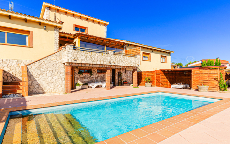 Un alojamiento con exteriores bien equipados