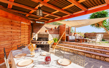 Zona de barbacoa con mesa y zona de chill out