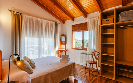 Habitación con  vistas a la piscina y a propiedad contigua