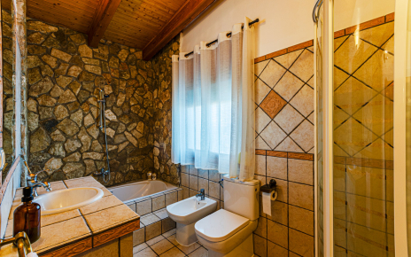 Baño con bañera y ducha de habitación principal