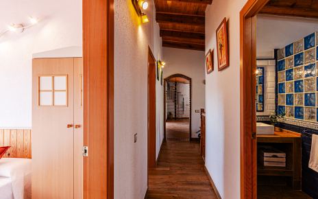 Pasilla a habitaciones y baño compartido