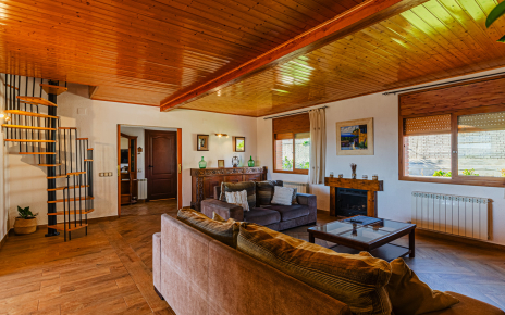 Desde el salón, escalera (sin barandilla) al piso superior