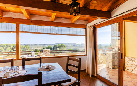 La cocina está al otro lado del comedor