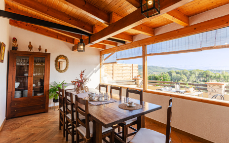 Comedor interior con acceso a terraza