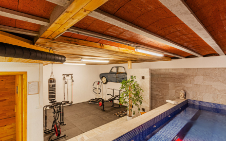 Zona de wellness con gym, sauna y piscina climatizada