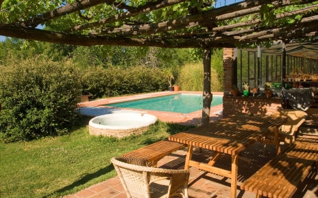 Mesa al aire libre cerca de la zona de la piscina