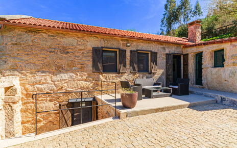 Patio con mobiliario y acceso a nivel inferior (izquierda)