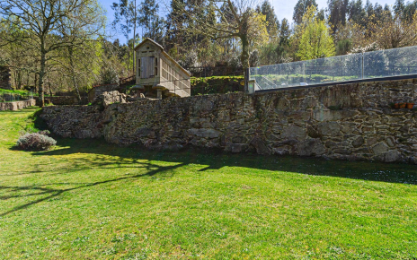 Amplia zona ideal para juegos bajo la piscina
