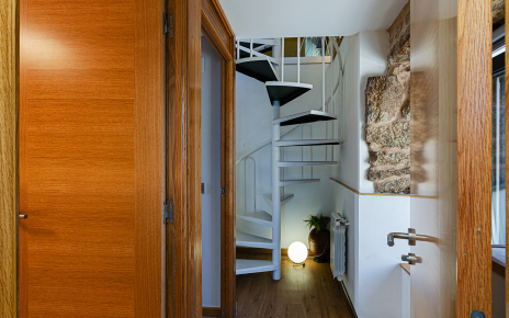 Dos habitaciones y un baño en el nivel inferior