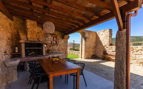 La zona de barbacoa está iluminada para cenar