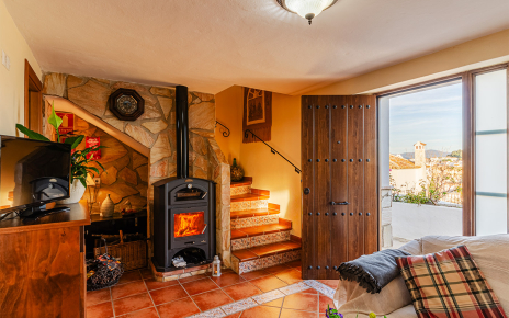 Salón con estufa de leña