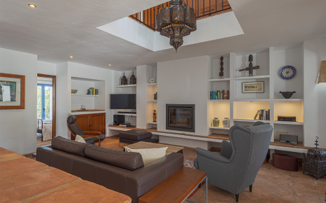 Ample living space, opened to second floor