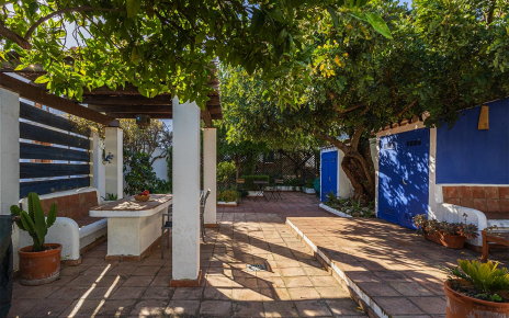 Ample area with portable barbecue