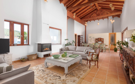 Espacio abierto de salón/comedor con cocina al fondo