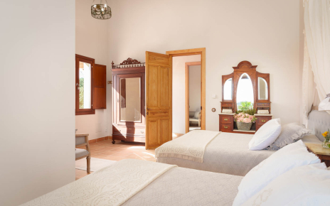 Habitación 2 con muebles de época