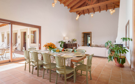 Comedor con salida a terraza amueblada