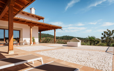 Porche con mobiliario junto a patio principal