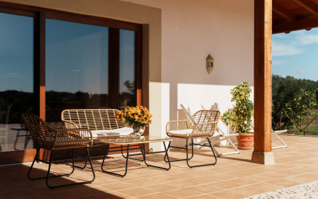 Diferentes terrazas amuebladas a lo largo de la casa