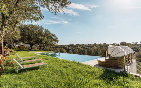 Relájate junto a la piscina infinita