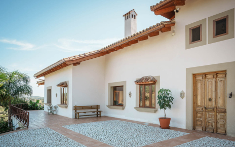 Entrada principal y puerta de entrada a tu villa