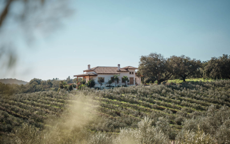 La casa vista desde la distancia