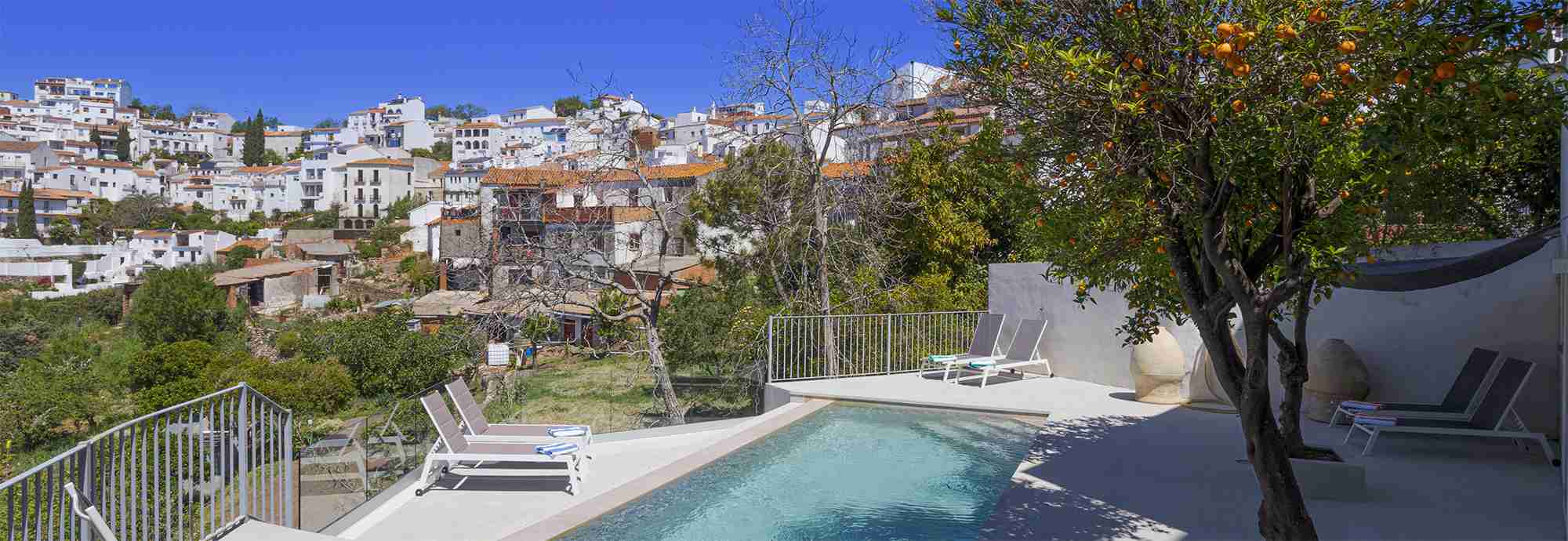 Espaciosa casa de pueblo con impresionante planta superior y terraza