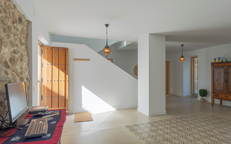 Open plan space that gives access to the rest of the mid-level