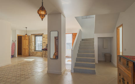 Stairs from mid to upper level