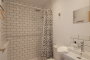 Baño con ducha de dormitorio 6