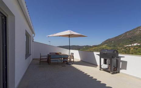 The outdoor table can be extended (up to 10 people)