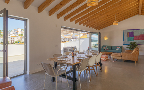 Large folding glass panels