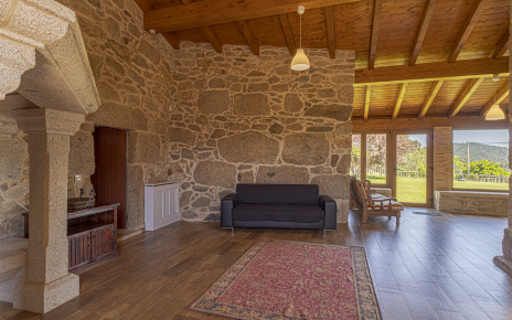 Amplio salón con acceso a los jardines