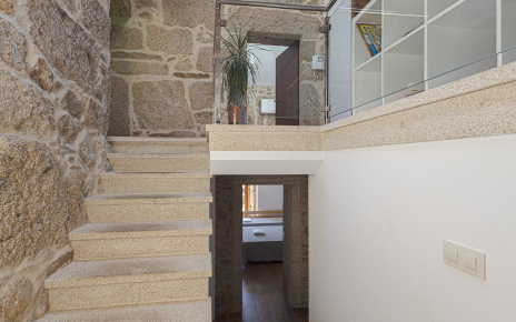 Escaleras (sin protección) de acceso a sala de lectura y cocina