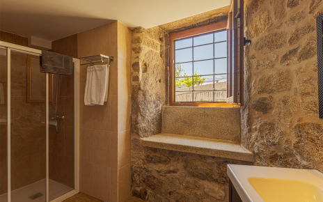 Baño con ducha junto a dormitorio 2