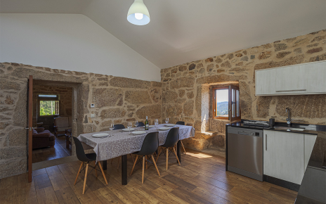 Desde a la cocina se accede al salón del nivel superior