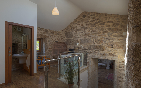 Sala de lectura y aseo en nivel superior