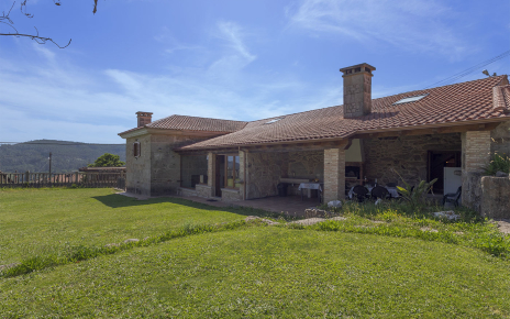 Porche junto a jardines y piscina