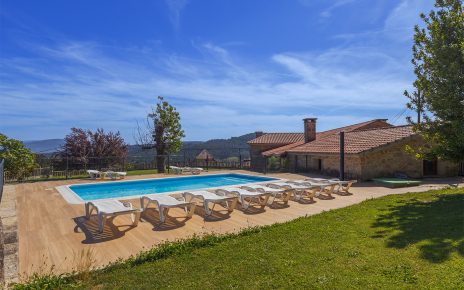 Piscina privada vallada y cerrada