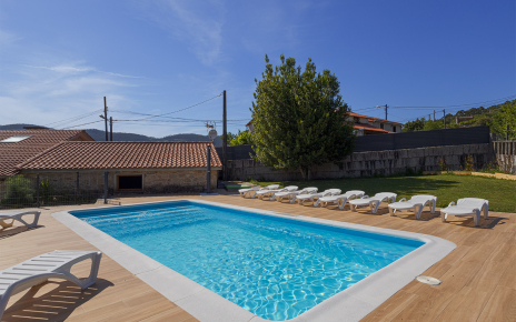 La piscina está totalmente vallada