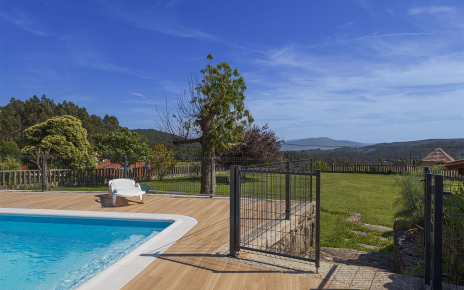 La piscina tiene dos accesos desde el jardín