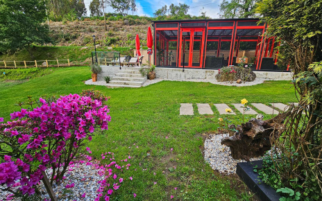 Jardín y piscina cubierta