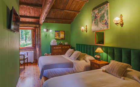 Dormitorio 2 con cama doble, cama individual y baño en suite