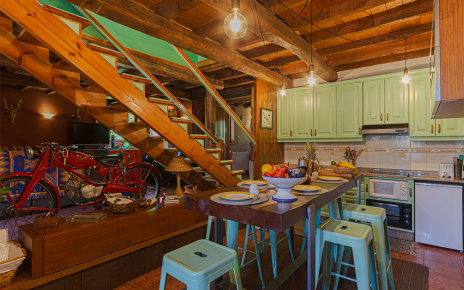 Cocina con mesa central