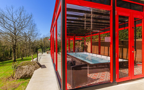 Piscina cubierta con puertas en tres laterales