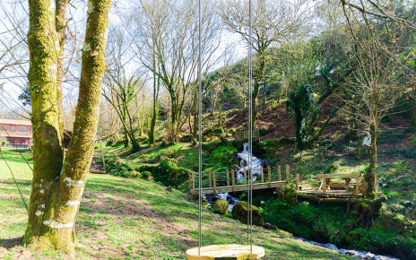 Columpios con vistas al arroyo