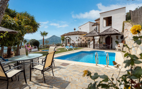 Seating areas around the pool 