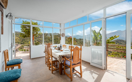 Conservatory / outdoor dining area
