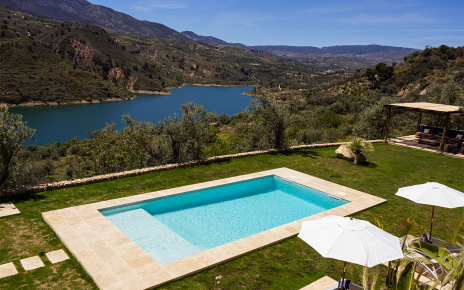 La zona de piscina está vallada