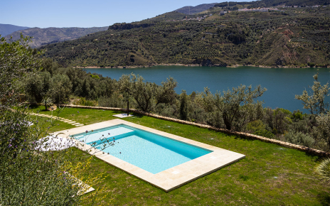 Pueblo de Pinos del Valle en la distancia